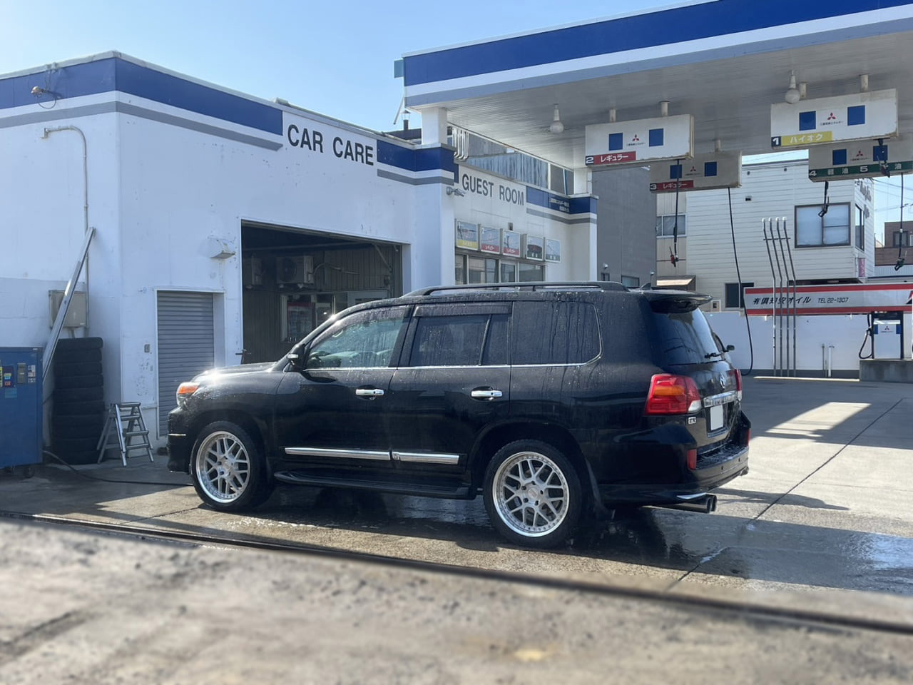 黒い車が洗車している様子