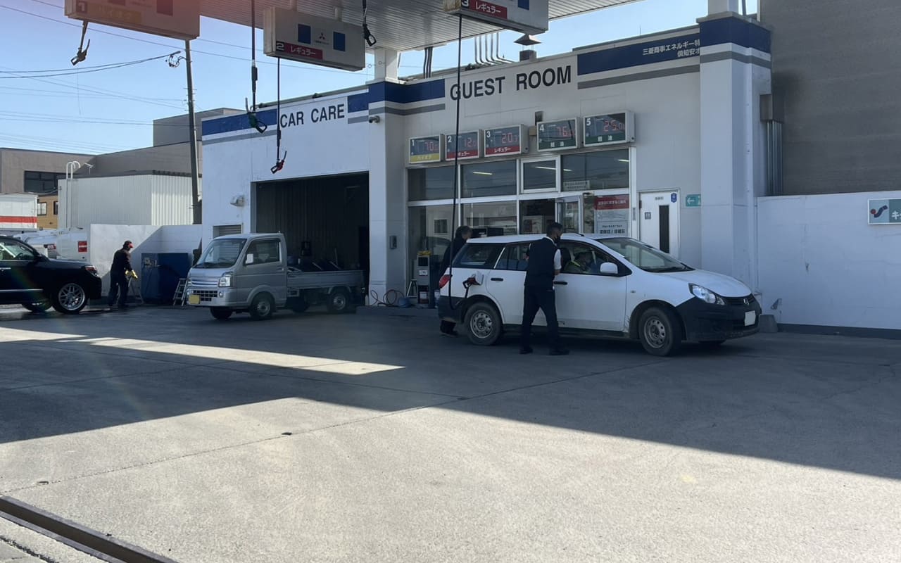 サービスステーションで接客をしている様子